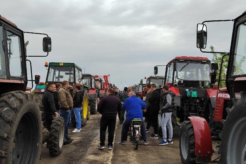 Blokada se radikalizuje, pridružuju se i poljoprivrednici iz Ćuprije i Jagodine: “Zahtevi nisu ispunjeni, oni će plasirati da je dogovor postignut”