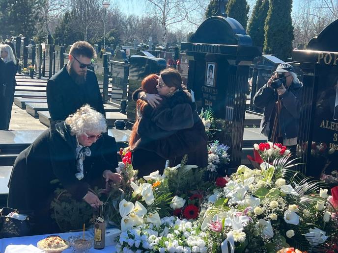 Tužne scene na Bežanijskom groblju – Suzana grli zaovu Nevenu, Aleksandra utučena: Na godišnji pomen Saši Popoviću stigao i Bosanac
