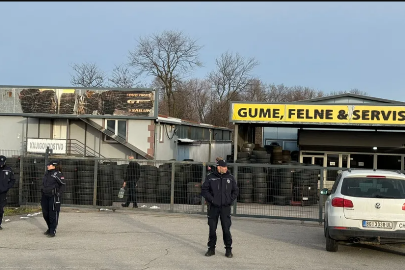 Drama na Ibarskoj: Željko sa kanticom benzina preti samopaljenjem – “Sve sam isplatio, ne dam svoje”