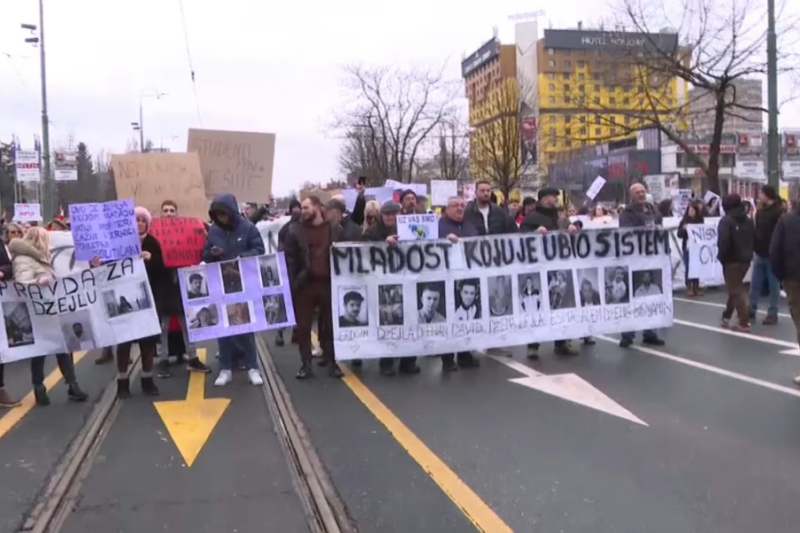 Građani BiH protestuju zbog tramvajske nesreće: “Dosta je nemara, život nije vredan para” – Blokirane ulice Sarajeva