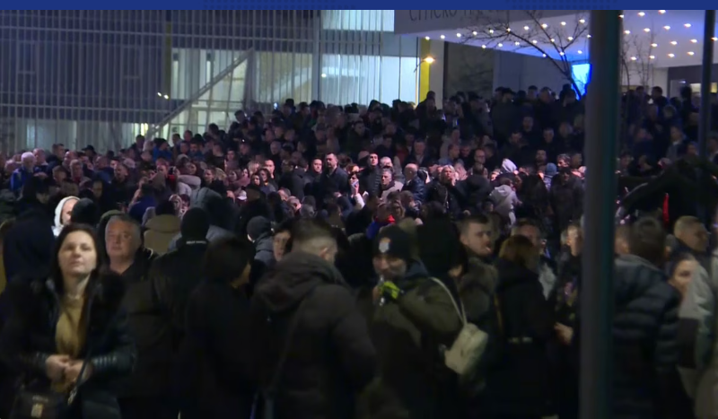 Policija razdvajala dva skupa kod SNP: Pristalice SNS zauzele plato – Studenti i građani blokirali ulicu