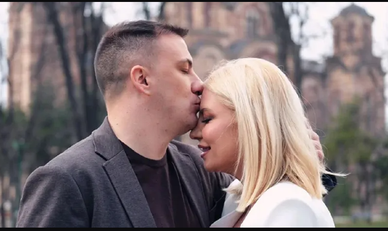 Prva fotografija muža Dee Đurđević: Ovo je Lazar, voditeljkina ljubav iz školskih dana sa kim čeka devojčicu