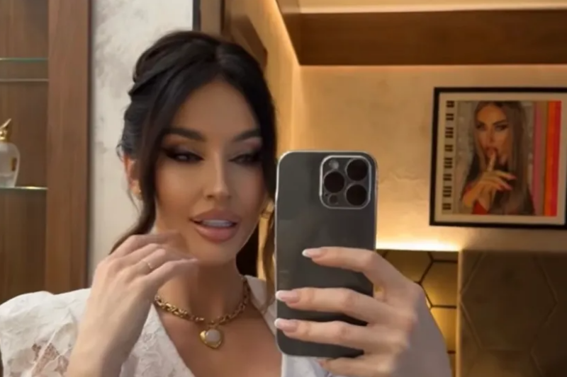 Kaća Živković pokazala deo vile u kojoj živi sa Stojketom: Njene slike okačene na zidovima, luksuz na sve strane