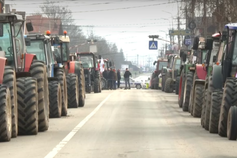 Poljoprivrednici blokirali međunarodni put, oglasio se ministar Glamočić: “Dijalog se vodi za stolom, a ne uslovljavanjem preko medija”