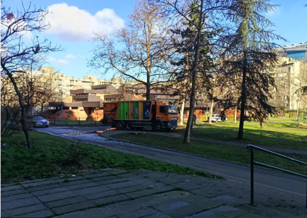 Kamion pregazio ženu na Novom Beogradu – Tragedija na stazi koja vodi kroz park: Telo prekriveno čaršavom, nadležni na terenu