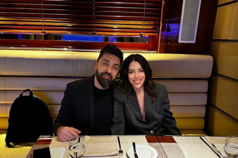 Mina podelila divan prizor iz doma i raznežila pratioce: Mala Lola napunila je mesec dana – Mirno spava, oko nje plišane igračke i cucla