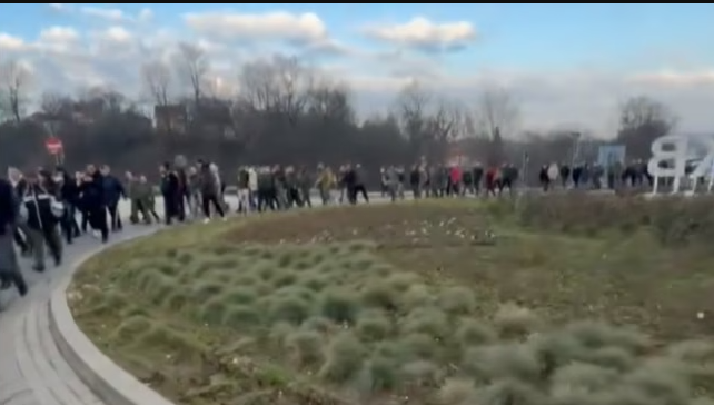 Radnici kraljevačkog “Gir”-a stupili u štrajk: “Nećemo da radimo za džabe” – Uputili se u protestnu šetnju zbog tri neisplaćene zarade