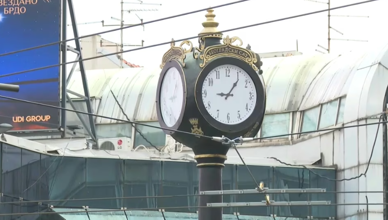 Savo Manojlović tvrdi da sat od 10 miliona pokazuje različito vreme: “Radnici ga ručno podešavaju”- Ponovo doveo u pitanje opravdanost cene