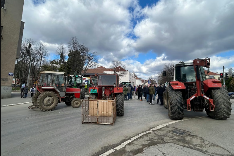 Incident na blokadi kod Čačka: Vozač kombija pokušao da probije blokadu, poljoprivrednik povređen – Završio u Kliničkom centru u Kragujevcu