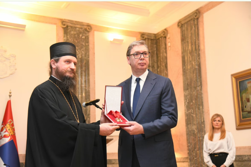 Vladika koji je odlikovao Vučića, sada je zabranio srpski na bogosluženjima: “Nećemo jezik nesretnog Vuka Karadžića”