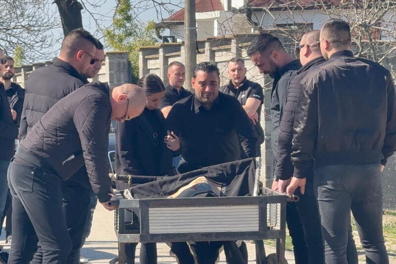 Sahrana Dragana Lazića: Darko traži da se bratu u sanduk stavi jedan predmet – Pola estrade došlo da isprati kolegu na večni počinak