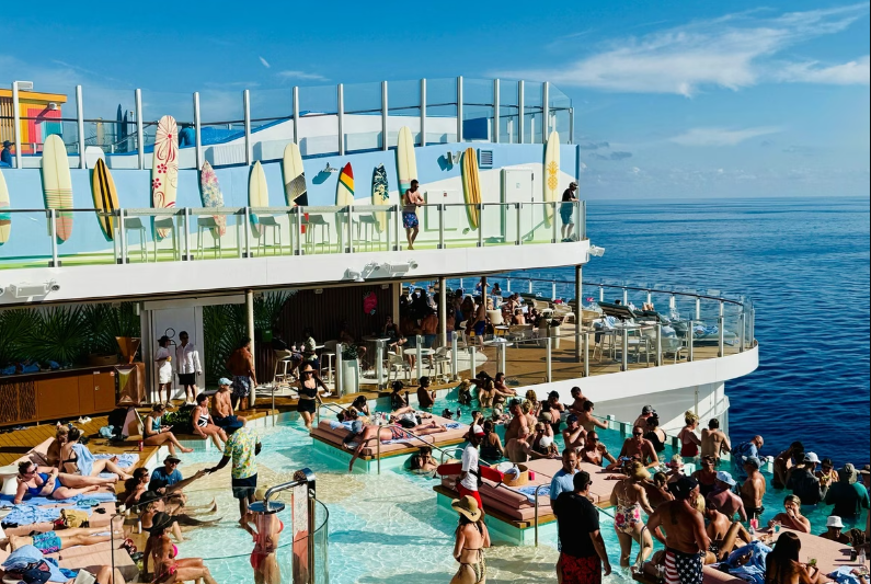 Nadrealne scene sa kruzera na Bliskom istoku: Dok im nad glavama lete projektili, turisti se sunčaju, kupaju i igraju oko bazena