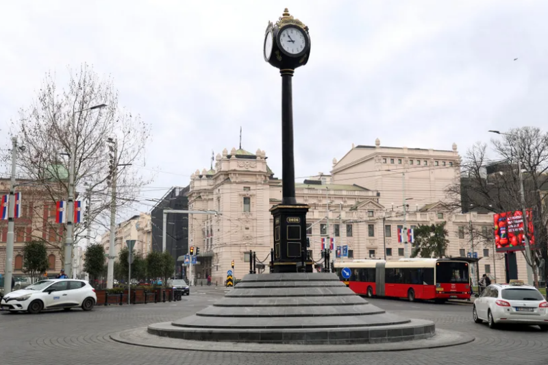 Opet nema jednog od četiri mehanizma na satu na Trgu republike – Juče zabeležena urnebesna situacija: “Pobrljavio načisto”