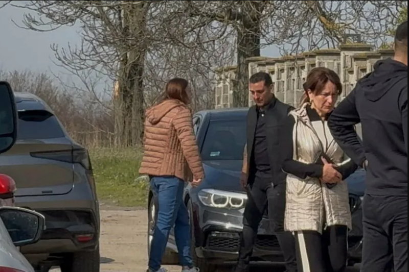 Danas je obdukcija Darkovog brata: Pevač se ne odvaja od Draganovih stvari – Branka teši snaju, obe u suzama