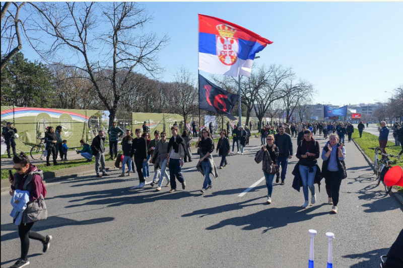 Zborovi marširaju kroz Beograd – Studenti verbalno napadnuti u okolini Lučana: “Kaljate Srbiju, da li vas je Gruhonjić poslao”