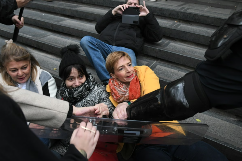 “Nećemo se kriti iza imuniteta”: Tri narodne poslanice danas će biti saslušane zbog otetog policijskog štita u Novom Sadu