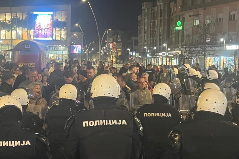 Haos u Čačku: Građani zvižducima sačekali Vučića dok je izlazio sa lokalne televizije – Policija blokirala centar grada